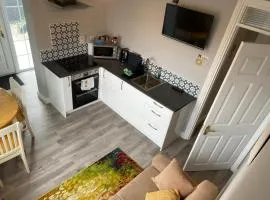 Mini-Apt Carrigaline, 2min to town 1 Bed & Sofa Bed Sleeps 3 or 4