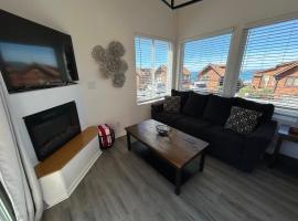 Ocean Cabin 22 with Private Hot Tub، فندق في Smith River