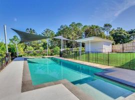 Modern Homely Townhouse with Pool Access & Free WIFI, Hotel in North Lakes
