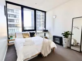 Entire 1 BR Southbank Apartment - Gym Pool Sauna 1 step to Crown Casino