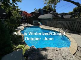 Leaside Rental with Great Backyard & Pool, hotel in Toronto