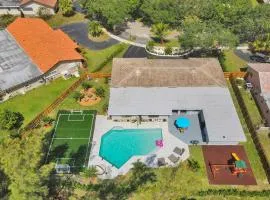 Luxury 7 Br Home w Pool Gameroom Soccer Field