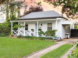 The Little White Cottage - Country Elegance Near CBD, hotel v destinaci Mudgee