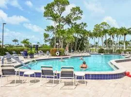3 Mi to Downtown Naples Country Club Condo!