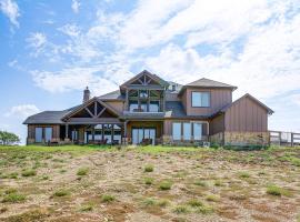 Elegant Sunset Meadow Ranch in Texas with Hot Tub, hotel din Ponder