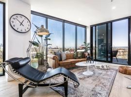 Hip Condo on Maribyrnong River Cityscape Views!, hotel em Melbourne