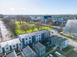Luxury APT 2BR w Balcony Parkside Central City