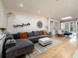 GuestReady - Family house retreat in Wembley