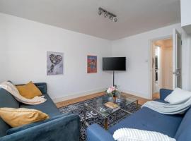 New 4BD Stylish Apartment with Amazing Transport, ξενοδοχείο στο Λονδίνο
