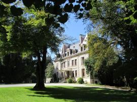 Chambres d'hôtes au Château Léon, hotel v destinaci Morvillars