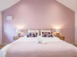 King Deluxe Ensuite with Shower-Bath and Courtyard View - Fawcett