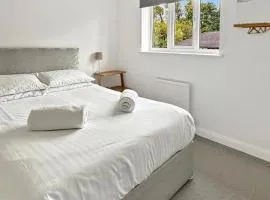 Amaya Three - Newly Renovated - Sleeps 6 - Grantham - Garden & Driveway