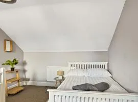 Amaya Five - Newly renovated - Very spacious - Sleeps 6 - Walking distance to town centre - Grantham