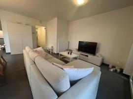 rustig gelijkvloers appartement, hotel in Harelbeke