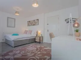Modern 5BR Home Near City Attractions - Peterborough