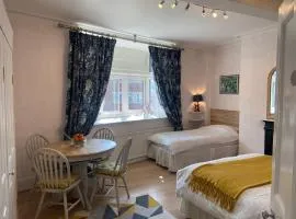 Deluxe Three Bed BnB in Henley-on-Thames near Station River & Town Centre