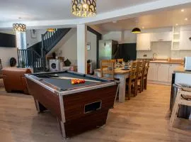 Cotswolds- Stroud-Large 5 Bedroom House-Pool Table-Sleeps 10-Near Canal Walks