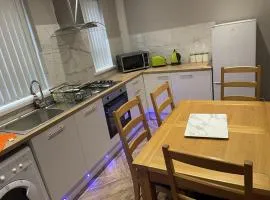 3 Bed House - Sleeps 5 - Parking - Wifi