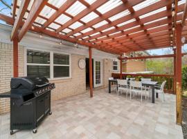 Atlanta Private Pool 5BR, Sleeps 14, hotel i Decatur