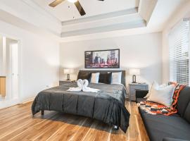 3BR Decatur Home - Sleeps 10 - Private Patio-Deck، فندق في Fairington