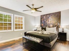 Spacious 5BR Retreat Sleeps 12,Large Deck, Hotel in Fairington