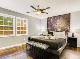 Spacious 5BR Retreat Sleeps 12,Large Deck