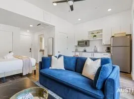 Vibrant Austin Studio Balcony plus Parking and Wi-Fi