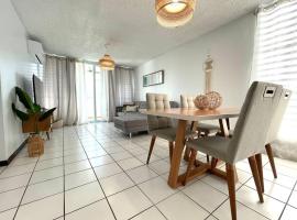 Lovely 2 bedroom condo 2min walking to the beach, hotel v destinaci Monserrate