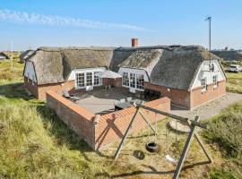 Awesome Home In Ringk&oslash;bing With Sauna, hotel com piscina em Ringk&oslash;bing