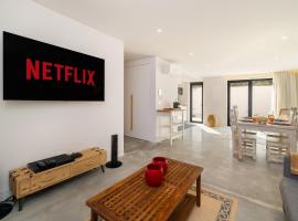 WHome Beachside Bliss In Carcavelos, 1BR With Patio & Parking، فندق في كاركافيلو