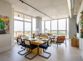 Modern Loft 15 Min from NYC with City View & Pool、Croxtonのプール付きホテル