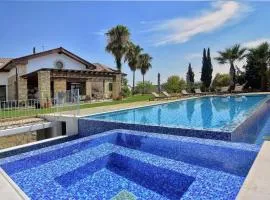 Incredible Large Villa In Paphos sleeps 14 Children Pool, Jacuzzi, Huge Garden