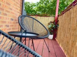 Beautiful 2-Bed City Centre Apartment with Balcony, hotel in Milton Keynes