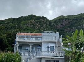 Villa Vicente Casa Soares, hotel com estacionamento em Vila Nova Sintra