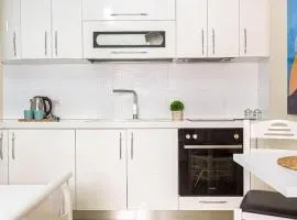 Stella's Stylish Studio - 1min beach w kitchen