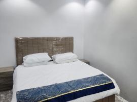 غرفة وصاله العزام للأجانب فقط, alojamiento con cocina en Tabuk