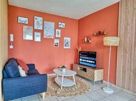 Charmant T2 terrasse, garage, Hotel in Villeurbanne