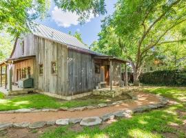 Ada's Peach Street Hideaway - Whole House, hotel v destinaci Fredericksburg