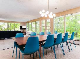 Unique! Retro 1950's wooded retreat near Indiana Dunes National Park, ξενοδοχείο σε Chesterton