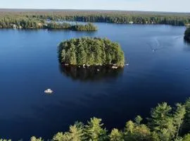Grant Island Waterfront Cottage Brantingham Lk - HotTub, Pontoon Boat, Pets