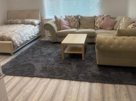 Lovely Modern studio flat with jacuzzi bath free parking, hotell i Stanwell