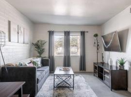 2BR 6 Min to UofA BBQ, Sunshine & Cozy Vibes!, pet-friendly hotel in Tucson