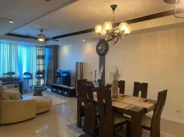 Elegant 2BR, 2 BA Suite Beside Eastwood Mall