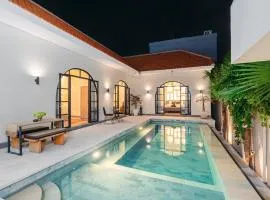 Ilaria - 8 Min From The Beach, Modern Tropical Villa with Rooftop