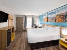 Days Inn by Wyndham Clarksville North EXIT 4, hotell i Clarksville