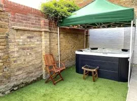 The Garden Apt Hot Tub - Westbrook Bay Beach - By Goldex Coastal Breaks
