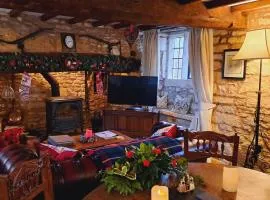Graziers Cottage - character Cotswold cottage with inglenook, parking and pub nearby