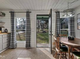 Lakeside Landing, Waterfront, With Kayaks & Canoes, hotel v destinaci Karnack