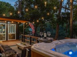 Whiskey Barrel Soak, Paddle & Unwind, hotel i Karnack