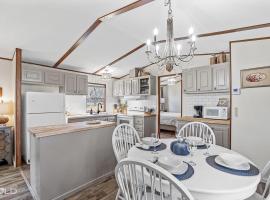 Blue Heron Lakefront Cabin on Caddo Lake Dock, hotel i Karnack